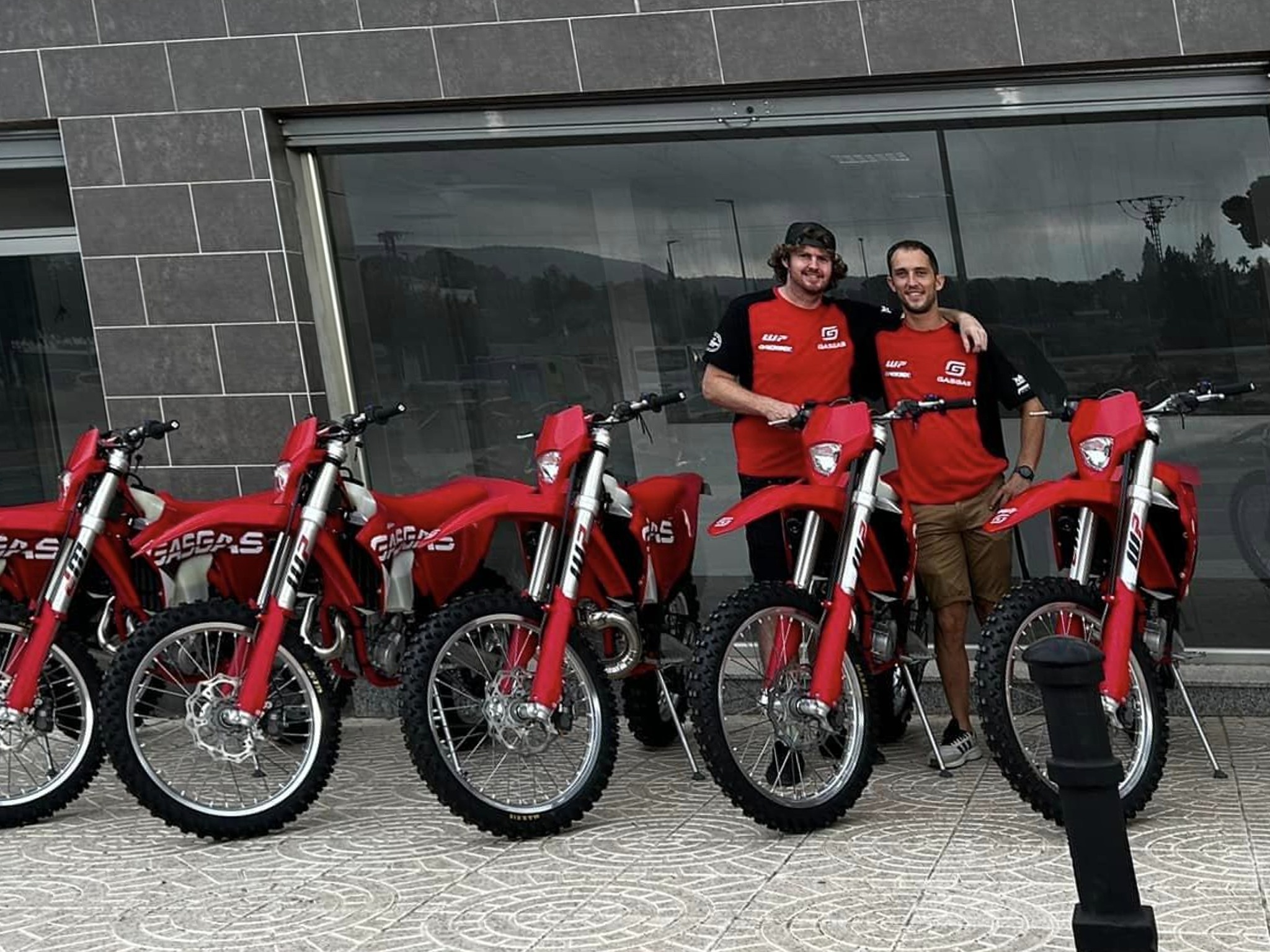 Equipo que realiza las actividades en holeshot holidays